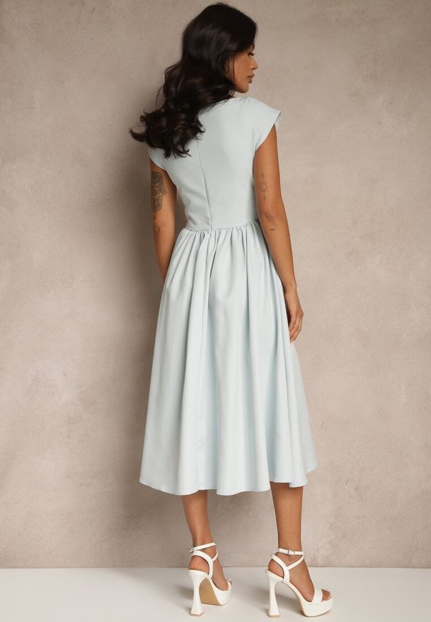 Renee - Niebieska Sukienka Vices o Rozkloszowanym Kroju z Dekoltem w Kształcie Łódki Milioria. Kolor: niebieski. Długość rękawa: krótki rękaw. Styl: klasyczny