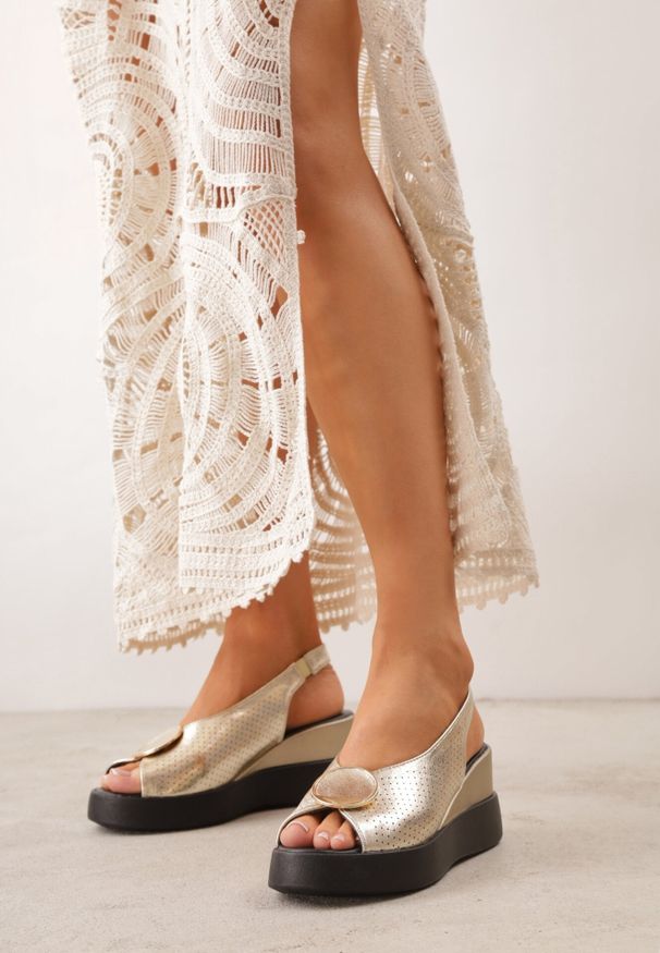 Born2be - Złote Sandały VICES na Koturnie Zdobione Perforacją i Okrągłą Aplikacją Melolle. Okazja: do pracy, na co dzień. Nosek buta: okrągły. Kolor: złoty. Wzór: aplikacja. Obcas: na koturnie. Styl: elegancki, casual