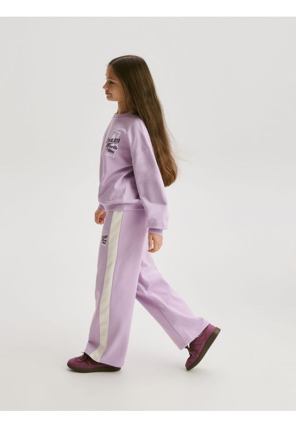 Reserved - Spodnie dresowe z lampasami - lawendowy. Kolor: fioletowy. Materiał: dresówka