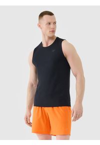 4f - Tank top treningowy szybkoschnący męski - czarny. Kolor: czarny. Materiał: syntetyk, elastan, włókno, materiał, dzianina. Wzór: jednolity, gładki, ze splotem. Sport: fitness