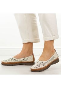 Beżowe skórzane półbuty damskie Sergio Leone Sp006. Nosek buta: okrągły. Kolor: beżowy. Materiał: skóra. Szerokość cholewki: normalna. Wzór: aplikacja. Sezon: wiosna, lato. Styl: klasyczny #1