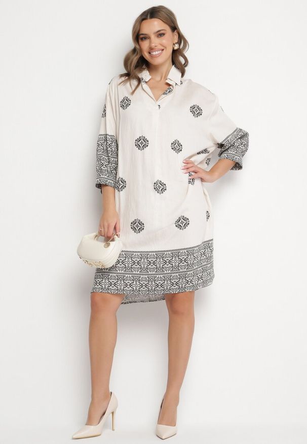 Born2be - Beżowa Wiskozowa Sukienka Ozdobiona Geometrycznym Wzorem Nalanessa. Okazja: na co dzień. Kolor: beżowy. Materiał: wiskoza. Wzór: geometria, aplikacja. Styl: casual, klasyczny, elegancki. Długość: mini