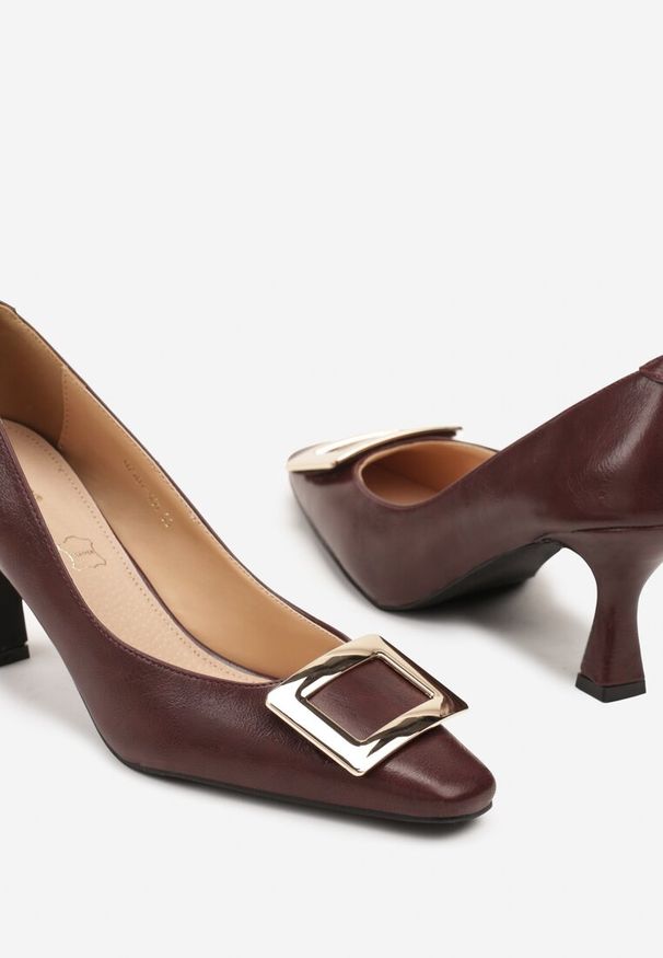 Born2be - Bordowe Czółenka Vices ze Skórzaną Wkładką i Prostokątną Aplikacją Berisse. Okazja: do pracy, na co dzień, na spotkanie biznesowe. Kolor: czerwony. Materiał: skóra. Wzór: aplikacja. Obcas: na obcasie. Styl: elegancki, biznesowy, klasyczny, casual. Wysokość obcasa: średni