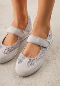 Renee - Szare Tenisówki Typu Sneakeriny Ozdobione Napisem Emirinne. Okazja: na co dzień. Zapięcie: rzepy. Kolor: szary. Wzór: aplikacja, napisy. Styl: casual, sportowy #2