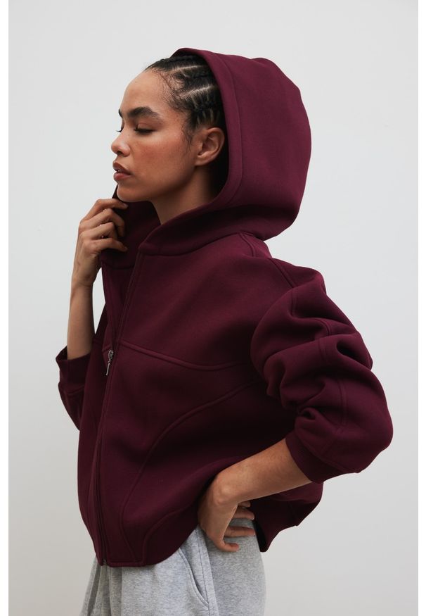 Marsala - Bluza z kapturem zapinana na zamek w kolorze BURGUNDY - DESEO. Typ kołnierza: kaptur. Materiał: dzianina, jeans, bawełna, poliester. Styl: sportowy