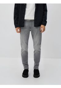 Reserved - Jeansy slim z efektem sprania - jasnoszary. Kolor: szary #1