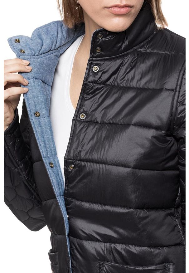 Wrangler - DAMSKA KURTKA PRZEJŚCIOWA WRANGLER EASY REVERSIBLE JACKET BLACK W4071VQ01. Materiał: denim, materiał. Styl: sportowy