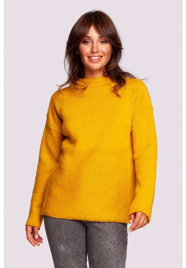 MOE - Milutki Sweter z Zabudowanym Dekoltem - Miodowy. Kolor: pomarańczowy. Materiał: wełna, poliester, akryl, poliamid