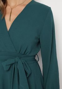 Born2be - Ciemnozielona Kopertowa Sukienka Kombinezon Mini z Falbanką Bomina. Typ kołnierza: kołnierz z falbankami. Kolor: zielony. Materiał: materiał. Typ sukienki: kopertowe. Długość: mini #5