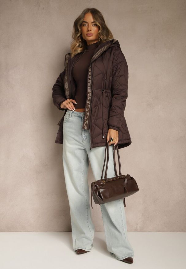 Renee - Brązowa Kurtka z Pikowanymi Przeszyciami Kapturem i Troczkami w Talii Tiomarе. Okazja: na spacer. Kolor: brązowy. Materiał: poliester, jeans, skóra