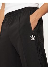 Adidas - adidas Spodnie dresowe Monogram IZ2539 Czarny Regular Fit. Kolor: czarny. Materiał: bawełna