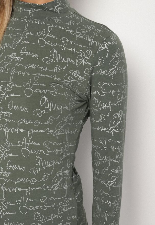 Born2be - Zielona Bluzka z Bawełny w Stylu Longsleeve z Półgolfem w Literowy Nadruk Azelenia. Okazja: na co dzień. Kolor: zielony. Materiał: bawełna. Długość rękawa: długi rękaw. Wzór: nadruk. Styl: casual
