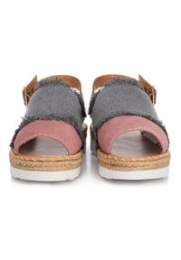 Wittchen - Damskie sandały z nubuku strzępione szaro-różowe. Okazja: na co dzień. Zapięcie: sprzączka. Kolor: różowy, wielokolorowy, szary. Materiał: nubuk, skóra. Obcas: na platformie. Styl: casual, wakacyjny #4
