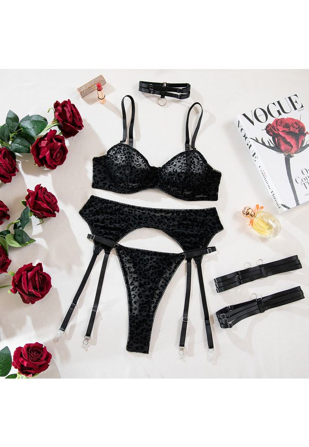 Intica - Komplet bielizny trzyczęściowy z eleganckimi detalami Alizee. Kolor: czarny. Materiał: tkanina, materiał