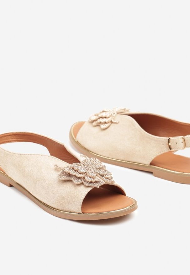 Renee - Beżowe Sandały z Ekozamszu Zdobione Cyrkoniami i Aplikacją z Motylem Falevelith. Okazja: na spacer. Zapięcie: sprzączka. Kolor: beżowy. Wzór: aplikacja. Sezon: wiosna, lato. Obcas: na obcasie. Styl: wizytowy