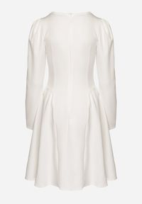 Born2be - Biała Rozkloszowana Sukienka z Usztywnianymi Miseczkami Tillimara. Kolor: biały. Typ sukienki: dopasowane #4