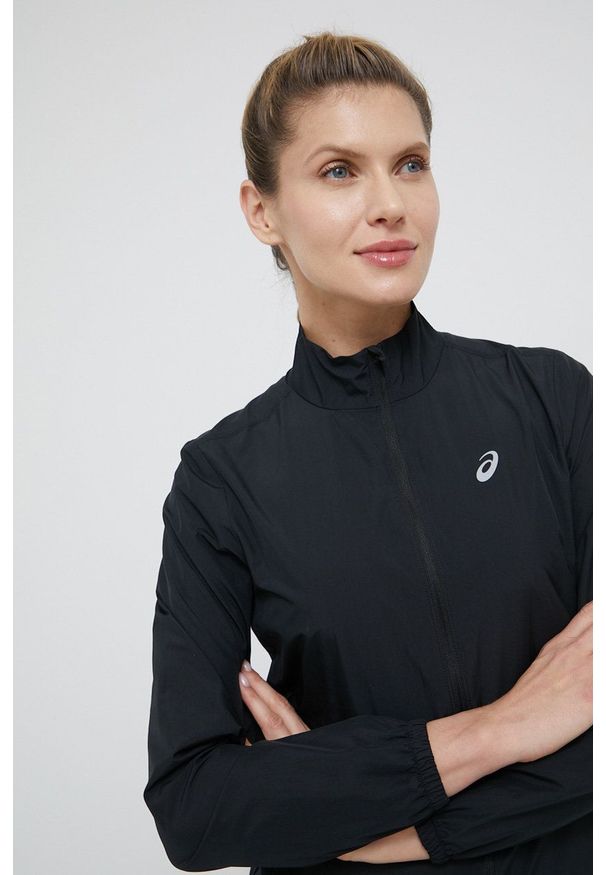 Asics kurtka do biegania kolor czarny przejściowa. Kolor: czarny. Materiał: poliester