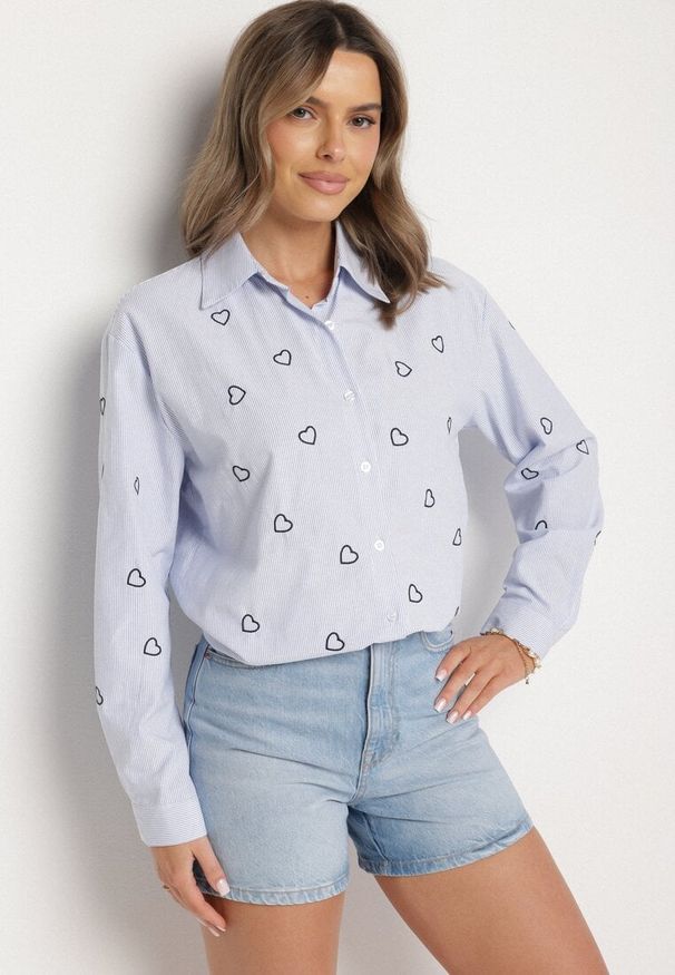 Born2be - Niebiesko-Granatowa Koszula o Kroju Oversize w Paski Zdobiona Haftem w Serca Nitariena. Okazja: do pracy, na spotkanie biznesowe, na co dzień. Typ kołnierza: kołnierzyk klasyczny. Kolor: niebieski. Materiał: bawełna, materiał. Długość rękawa: długi rękaw. Długość: długie. Wzór: haft, paski, aplikacja. Styl: klasyczny, casual, elegancki, biznesowy