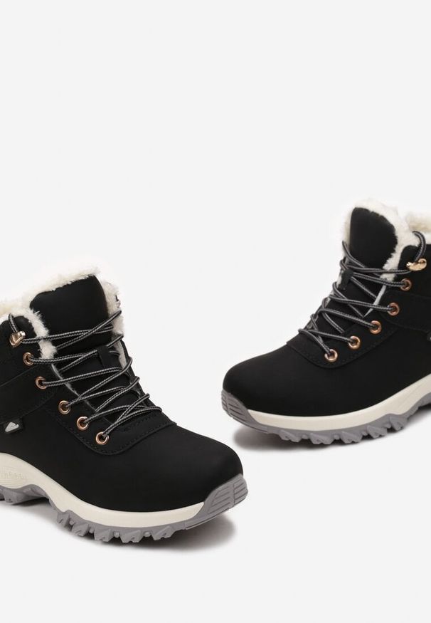 Born2be - Czarne Sznurowane Traperki na Płaskiej Podeszwie Wyścielone Futerkiem Magsira. Okazja: na co dzień. Kolor: czarny. Materiał: futro. Obcas: na płaskiej podeszwie. Styl: casual