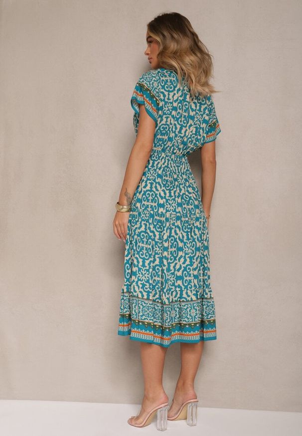 Renee - Jasnozielona Sukienka z Bawełny z Gumką w Pasie i Ozdobnymi Guzikami Natifarela. Typ kołnierza: dekolt w serek. Kolor: zielony. Materiał: bawełna. Sezon: lato. Typ sukienki: rozkloszowane. Styl: klasyczny