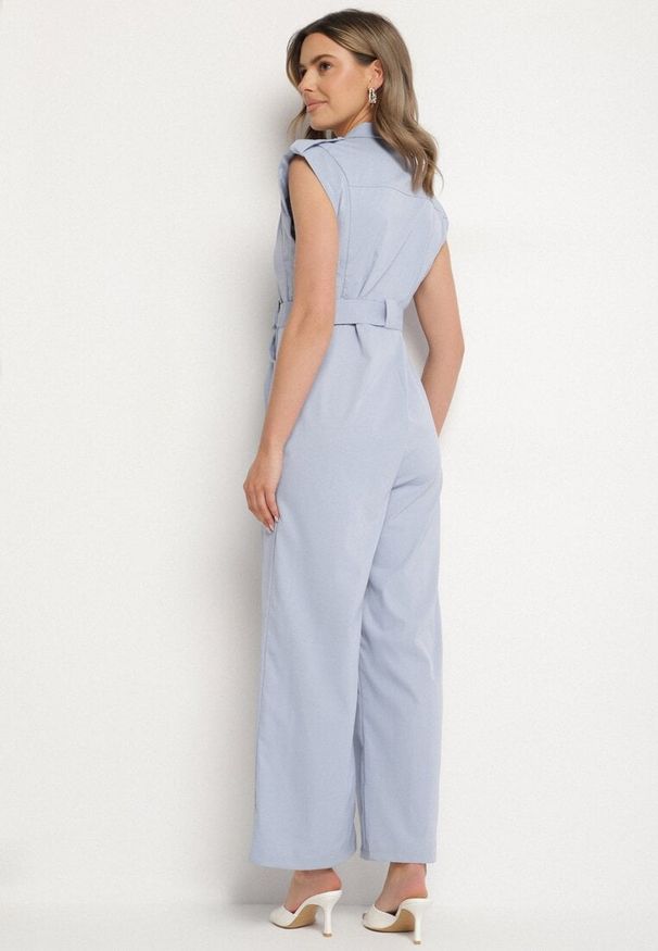 Born2be - Niebieski Taliowany Kombinezon z Guzikami i Cyrkoniami Lumalise. Kolor: niebieski. Styl: glamour, klasyczny