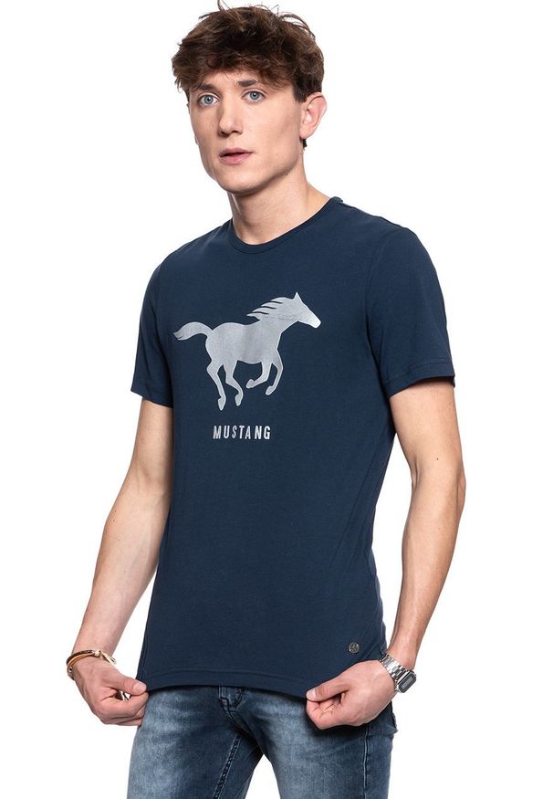 Mustang - MUSTANG T SHIRT Print Tee DRESS BLUES 1008718 5334. Kolor: niebieski. Wzór: nadruk