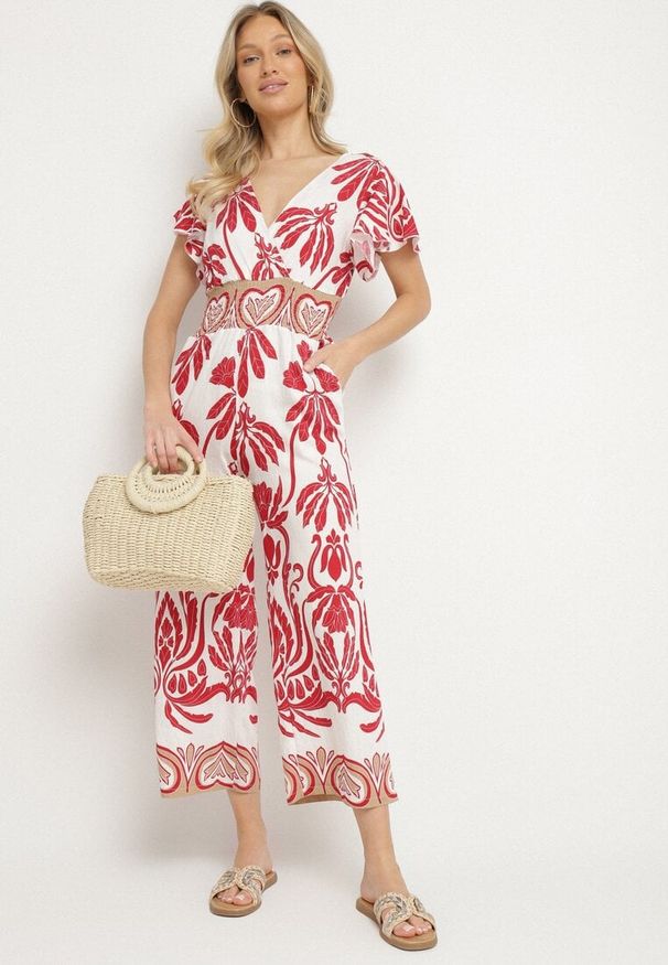 Born2be - Bordowy Taliowany Kombinezon z Wiskozy w Print Boho z Kopertowym Dekoltem Nelazi. Okazja: na co dzień. Kolor: czerwony. Materiał: wiskoza. Długość rękawa: krótki rękaw. Długość: krótkie. Wzór: nadruk. Sezon: lato. Styl: boho