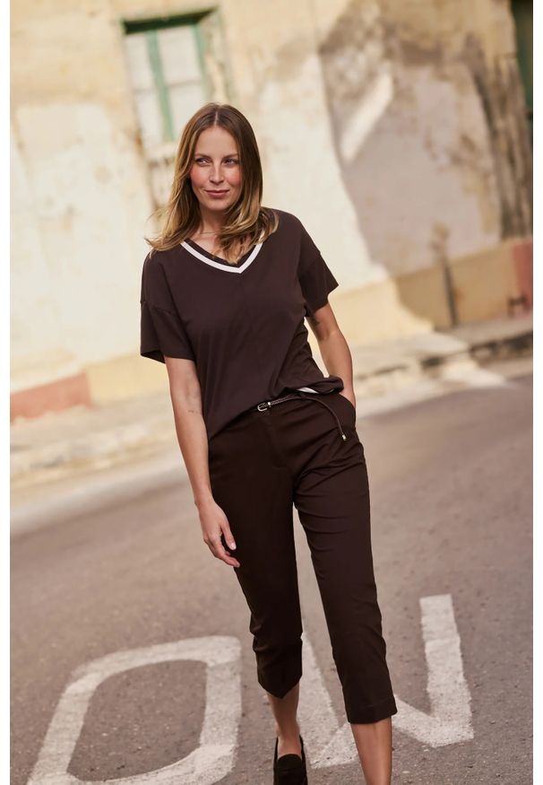 MOODO - Spodnie rybaczki brązowe. Kolor: brązowy. Materiał: bawełna, elastan