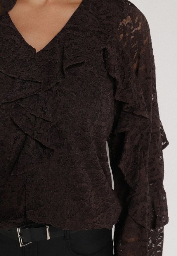 Born2be - Brązowa Bluzka z Koronki Ozdobiona Falbankami Sewola. Typ kołnierza: kołnierz z falbankami. Kolor: brązowy. Materiał: koronka. Wzór: koronka, aplikacja. Styl: elegancki