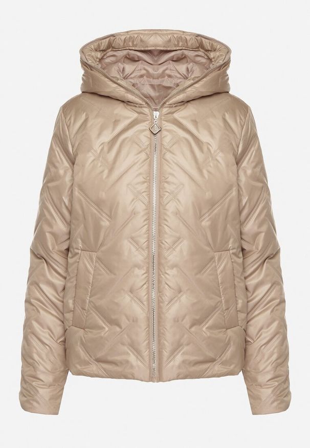 Born2be - Ciemnobeżowa Pikowana Kurtka z Kapturem Ozdobiona Naszywką Rilumia. Okazja: na co dzień. Typ kołnierza: kaptur. Kolor: beżowy. Materiał: jeans. Wzór: aplikacja. Styl: casual