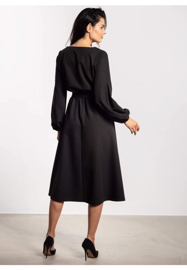 Infinite You - Elegancka sukienka rozkloszowana z długim rękawem czarna. Kolor: czarny, czerwony, brązowy. Długość rękawa: długi rękaw. Styl: elegancki