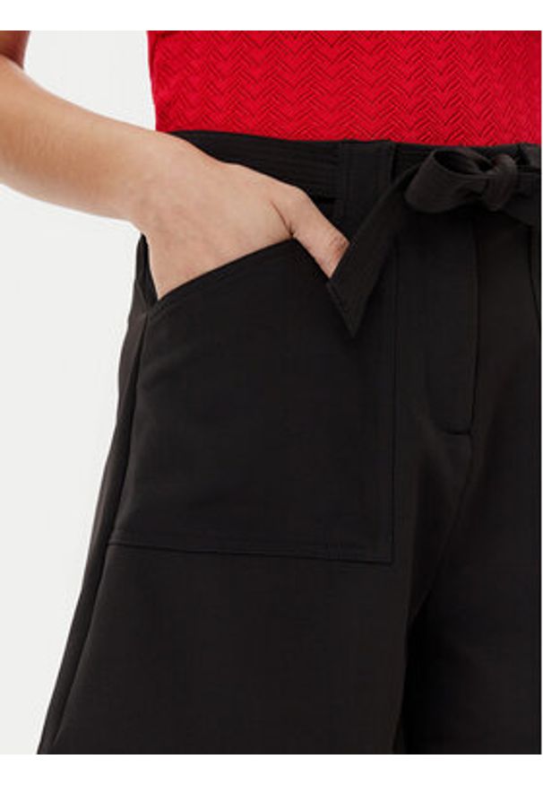 Guess Szorty materiałowe W5GD0I WH9Y2 Czarny Loose Fit. Kolor: czarny. Materiał: syntetyk