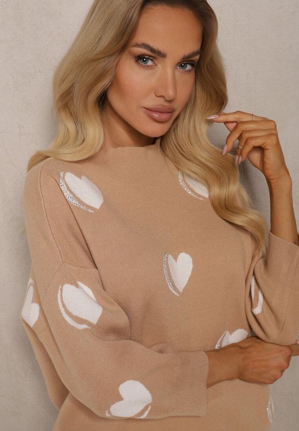 Renee - Ciemnobeżowy Sweter z Wiskozą i Modalem Ozdobiony Sercami Zeanisia. Okazja: na co dzień. Kolor: beżowy. Materiał: wiskoza. Długość rękawa: długi rękaw. Długość: długie. Wzór: aplikacja. Styl: elegancki, casual