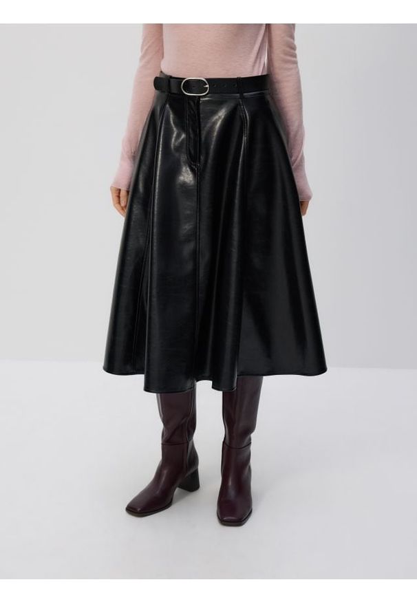 Reserved - Spódnica z imitacji skóry z paskiem - czarny. Kolor: czarny. Materiał: skóra