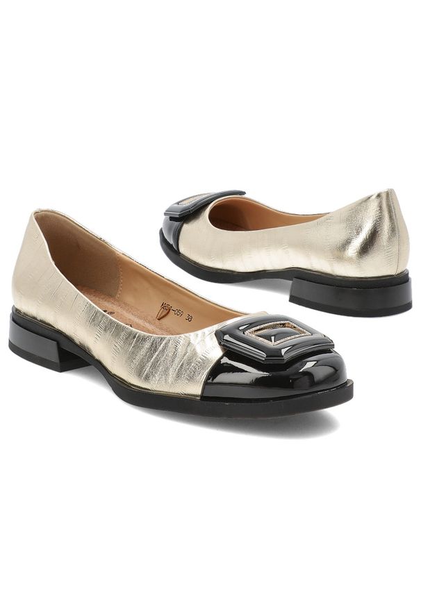 Złote Baleriny S.Barskie Wsuwane Modne Obuwie Damskie. Okazja: na spotkanie biznesowe. Zapięcie: bez zapięcia. Kolor: złoty. Materiał: lakier. Szerokość cholewki: normalna. Obcas: na obcasie. Styl: elegancki, biznesowy. Wysokość obcasa: średni
