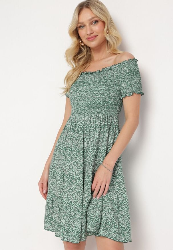 Born2be - Zielona Bawełniana Sukienka Typu Hiszpanka z Górą Marszczoną Gumkami z Falbanką Herira. Okazja: na spacer, na co dzień. Typ kołnierza: dekolt hiszpanka. Kolor: zielony. Materiał: bawełna. Długość rękawa: krótki rękaw. Typ sukienki: dopasowane, proste. Styl: casual, klasyczny