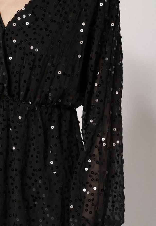 Born2be - Czarna Cekinowa Sukienka o Rozkloszowanym Kroju z Długimi Rękawami Reira. Okazja: na imprezę. Kolor: czarny. Materiał: poliester. Długość rękawa: długi rękaw. Styl: elegancki