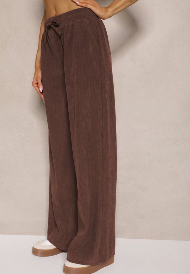 Renee - Brązowe Spodnie o Szerokim Kroju High Waist z Wiązaniem w Pasie Ettianne. Okazja: na co dzień. Stan: podwyższony. Kolor: brązowy. Styl: casual, elegancki