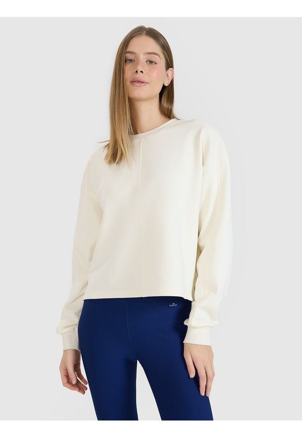 4f - 4F Bluza dresowa oversize nierozpinana bez kaptura damska - biała M. Okazja: na co dzień. Typ kołnierza: bez kaptura. Kolor: biały. Materiał: dresówka. Wzór: gładki, ze splotem. Styl: casual, sportowy