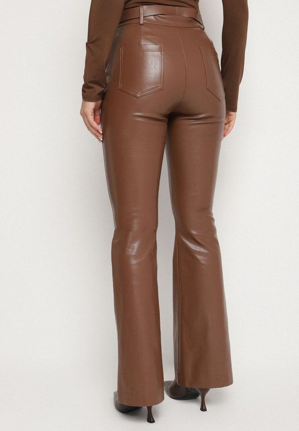 Born2be - Brązowe Spodnie Dzwony z Imitacji Skóry Vebora. Okazja: na co dzień. Kolor: brązowy. Materiał: skóra. Styl: elegancki, casual, klasyczny