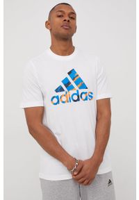 Adidas - adidas t-shirt bawełniany kolor biały z nadrukiem. Kolor: biały. Materiał: bawełna. Wzór: nadruk