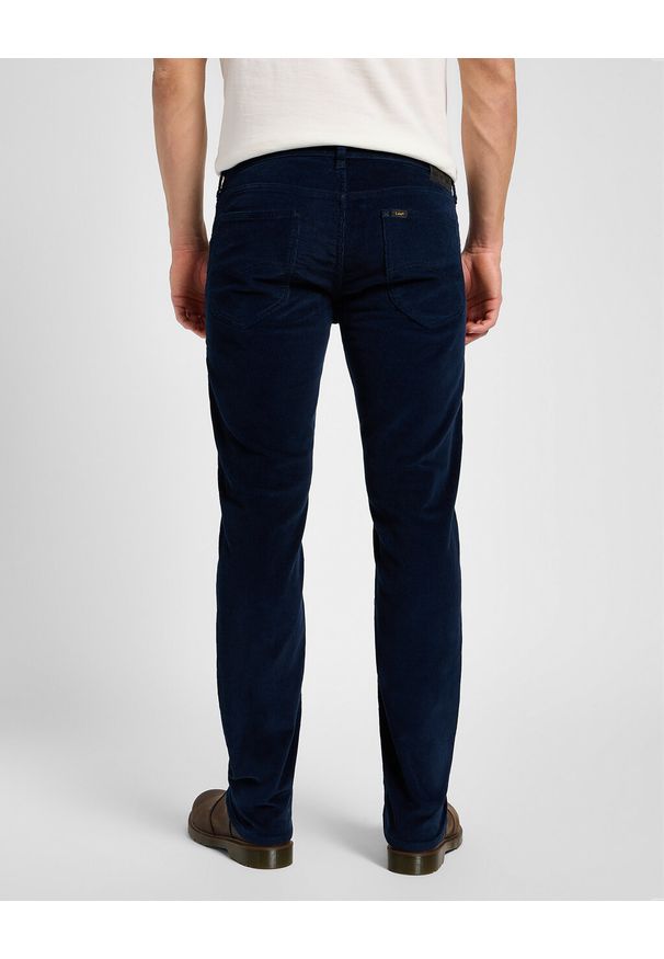 Lee - LEE DAREN ZIP FLY MĘSKIE SPODNIE MATERIAŁOWE SZTRUKSOWE RIVET NAVY 112355815 L707008607. Materiał: sztruks, materiał