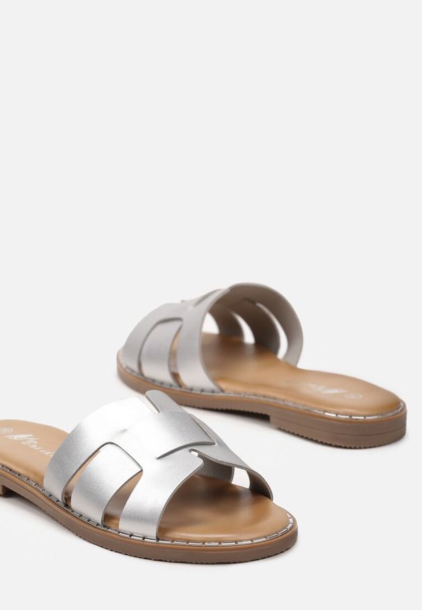 Born2be - Srebrne Klapki z Metalicznym Szerokim paskiem z Wycięciami Ademina. Kolor: srebrny. Sezon: lato. Styl: elegancki