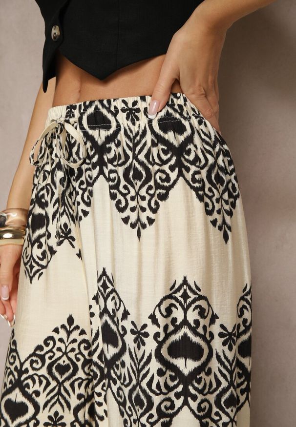 Renee - Czarne Spodnie z Wiskozy o Szerokim Kroju High Waist ze Wzorem Boho Neolissea. Okazja: na spacer, na co dzień. Stan: podwyższony. Kolor: czarny. Materiał: wiskoza. Sezon: lato. Styl: boho