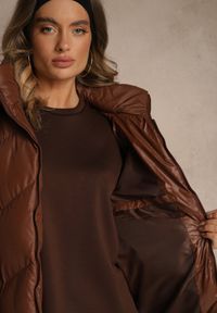 Renee - Brązowa Kurtka Pikowana z Kapturem i Sznurkami Oleanesa. Okazja: na co dzień. Typ kołnierza: kaptur. Kolor: brązowy. Materiał: jeans. Styl: sportowy, casual #3