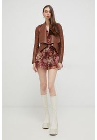 Guess kombinezon kolor bordowy z dekoltem w szpic. Okazja: na co dzień. Kolor: czerwony. Długość rękawa: długi rękaw. Długość: długie. Styl: casual #2