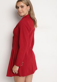 Born2be - Bordowa Plisowana Sukienka Marynarka o Rozkloszowanym Kroju z Ozdobnymi Guzikami Zoriea. Okazja: na co dzień. Kolor: czerwony. Długość rękawa: długi rękaw. Styl: elegancki, casual, klasyczny #5