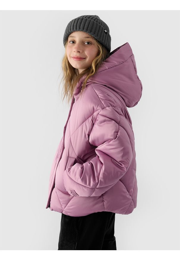 4f - 4F Kurtka puchowa z wypełnieniem syntetycznym dziewczęca - różowa 140 (9-10 lat). Okazja: na co dzień. Typ kołnierza: kaptur, kołnierzyk stójkowy. Kolor: różowy. Materiał: syntetyk, puch. Długość: długie. Wzór: gładki. Sezon: zima, lato. Styl: sportowy, klasyczny, casual, elegancki