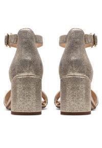 Clarks Sandały Ezoria Mae 26181296 Złoty. Kolor: złoty. Materiał: skóra