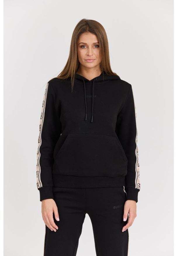 Guess - GUESS Czarna damska bluza Carla Hooded, Rozmiar M. Okazja: na co dzień. Kolor: czarny. Materiał: poliester, bawełna. Długość rękawa: długi rękaw. Długość: długie. Styl: casual